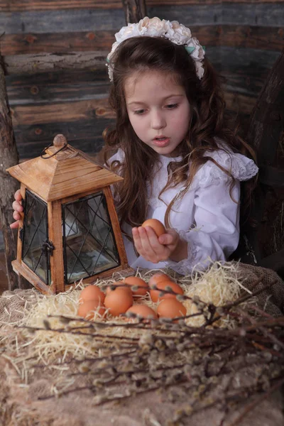 Mädchen im Kranz mit dem Ei in der Hand — Stockfoto