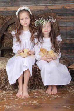 çelenk kızlarda Paskalya kek tutuyorsun 