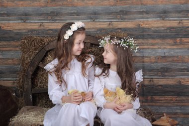 çelenk kızlarda Paskalya kek tutuyorsun 