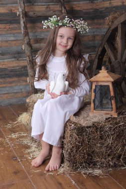 kız canlı bir beyaz güvercin elinde tutan bir çelenk