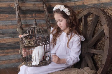 Kız bir çelenk hücrenin içinde bir güvercin üretir