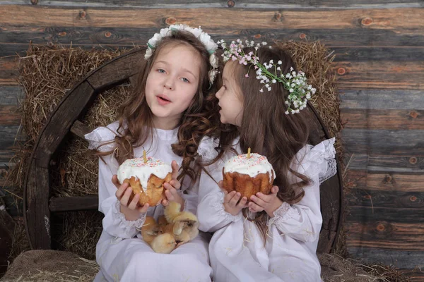 Meninas em grinaldas estão segurando bolos de Páscoa — Fotografia de Stock