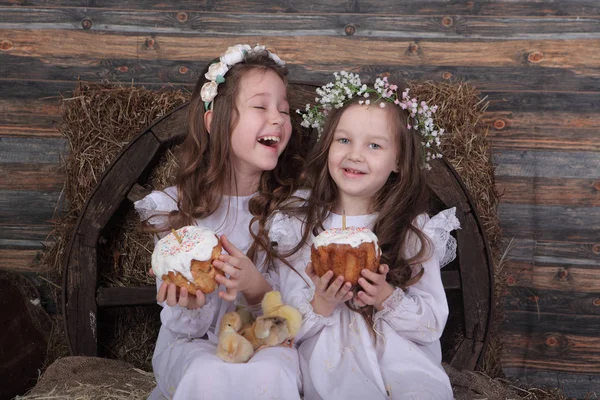 Meninas em grinaldas estão segurando bolos de Páscoa — Fotografia de Stock