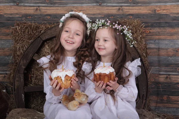 Meninas em grinaldas estão segurando bolos de Páscoa — Fotografia de Stock
