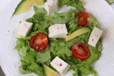 Avokado, peynir, domates ve marul salatası