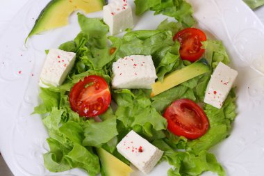 Avokado, peynir, domates ve marul salatası