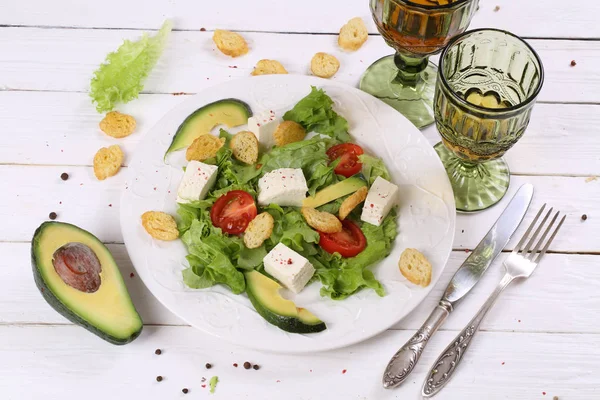 Salada com abacate, queijo e vinho branco em uma chaleira transparente — Fotografia de Stock