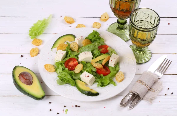 Salada com abacate, queijo e vinho branco em uma chaleira transparente — Fotografia de Stock