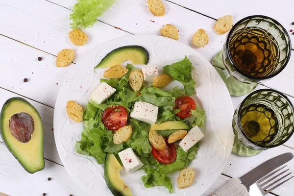 Salada com abacate, queijo e vinho branco em uma chaleira transparente — Fotografia de Stock