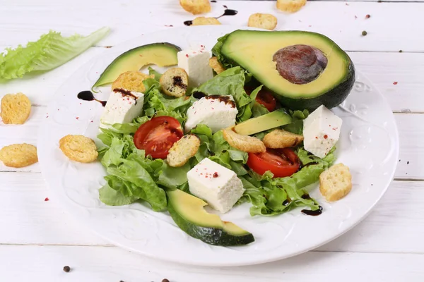 Salat mit Avocado, Käse, Tomaten und Salat — Stockfoto