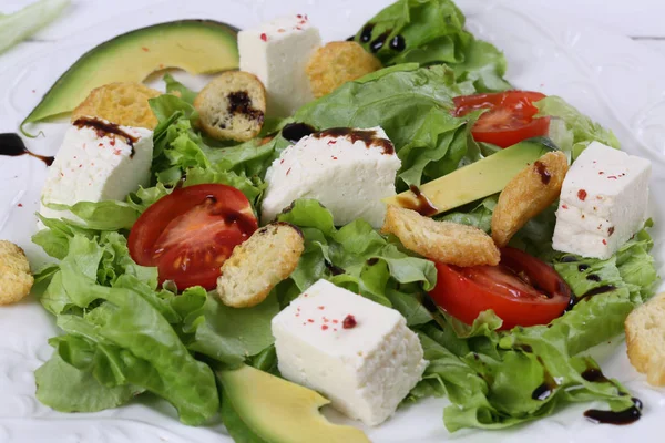 Salade avec avocat, fromage, tomates et laitue — Photo