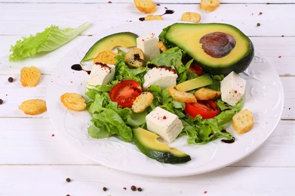 Salad with avocado , cheese, tomatoes and lettuce — Stock Photo, Image