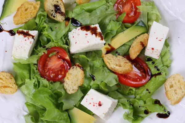 Salát s avokádem, sýrem, rajčaty a salátem — Stock fotografie
