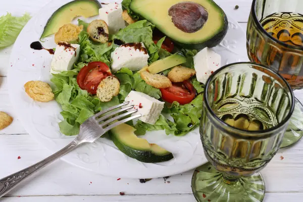 Saláta avokádóval, a sajt és a fehér bor — Stock Fotó