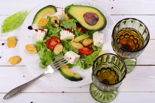 Salat mit Avocado, Käse und Weißwein — Stockfoto