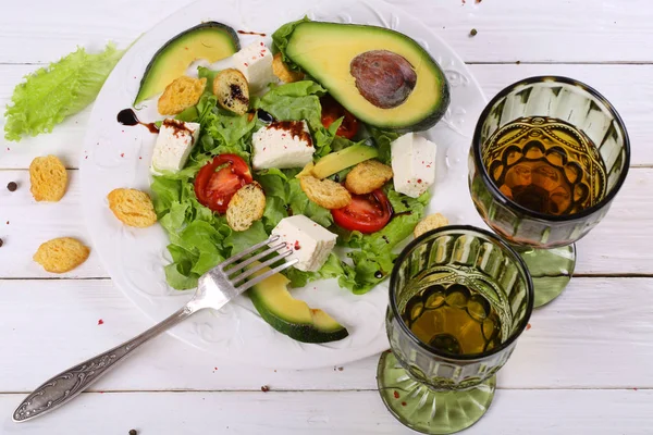 Salat mit Avocado, Käse und Weißwein — Stockfoto