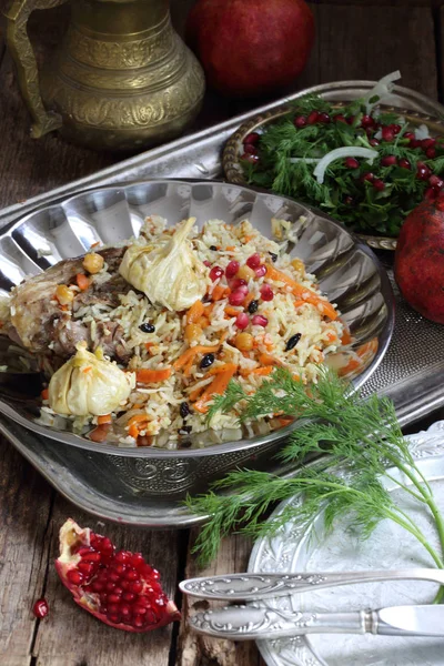 Festive table awaits Uzbek pilaf with meat and chickpeas — Stock Photo, Image