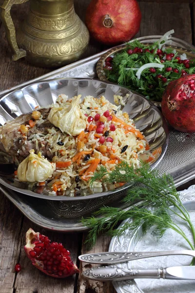 Festive table awaits Uzbek pilaf with meat and chickpeas — Stock Photo, Image