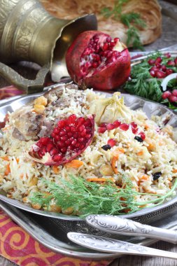 pilav et, nohut ve havuç ahşap bir masa üzerinde