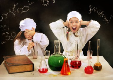 iki kız - kimyagerler içinde oynayan kız