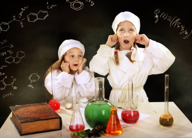 iki kız - kimyagerler içinde oynayan kız