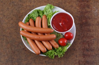 sosis salata ketçap ile üzerinde