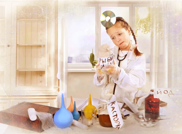 Kız beyaz bir elbise içinde doktor oynuyor