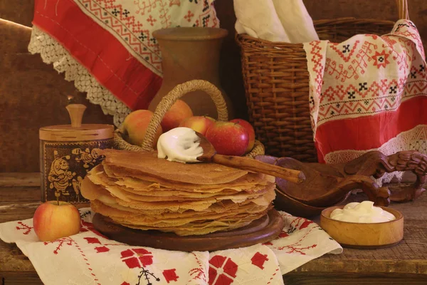 Panquecas com nata azeda em uma mesa de madeira — Fotografia de Stock