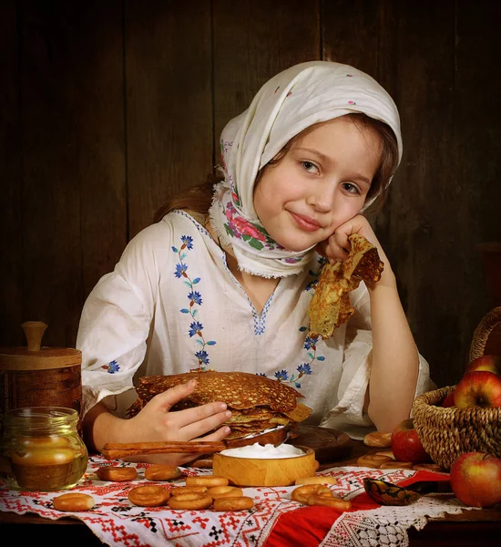 Menina comer panquecas na mesa de férias — Fotografia de Stock