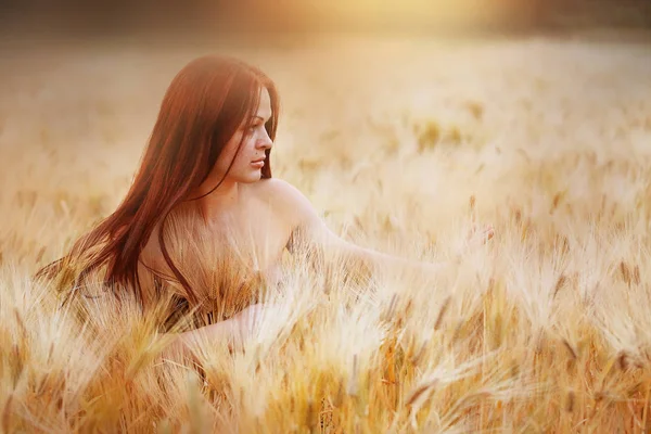 Дівчина на полі на фоні пшениці — стокове фото