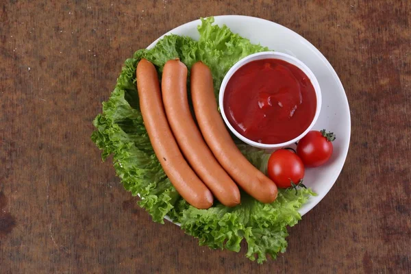 Klobása na salát s kečupem — Stock fotografie