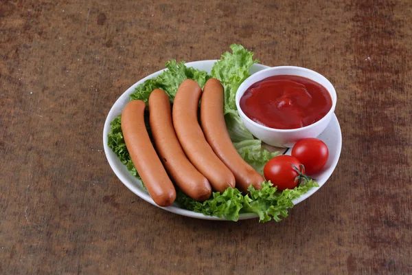 Ковбаса на салаті з кетчупом — стокове фото