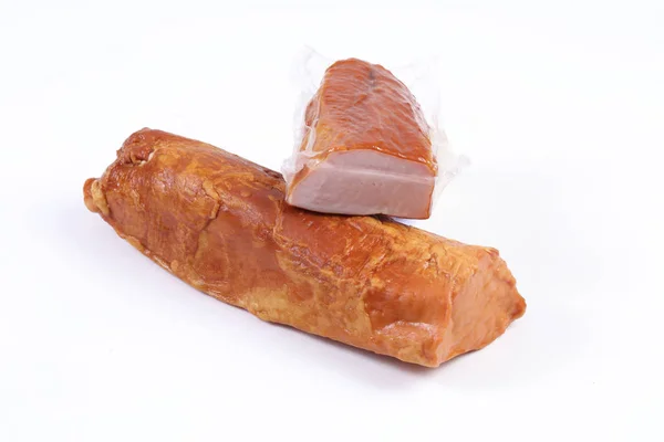 在白色背景上的包装牛肉的冷碳酸盐 — 图库照片