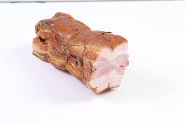 Beyaz arka plan üzerinde pişmiş füme döş