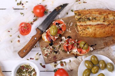 Bruschetta domates, beyaz peynir ve zeytin ile