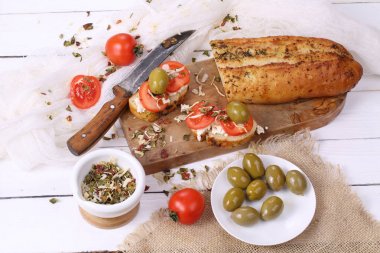 Bruschetta domates, beyaz peynir ve zeytin ile