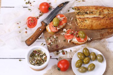 Bruschetta domates, beyaz peynir ve zeytin ile