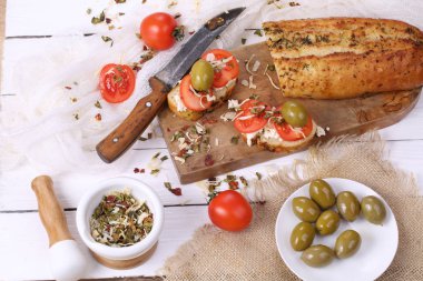 Bruschetta domates, beyaz peynir ve zeytin ile
