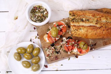 sandviç domates, beyaz peynir ve zeytin ile