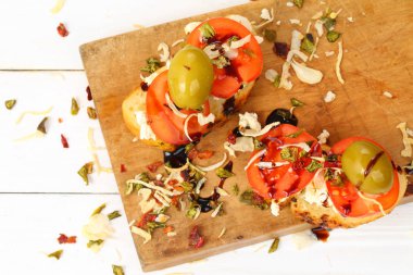 sandviç ekmek domates, beyaz peynir ve zeytin bir beyaz ile 