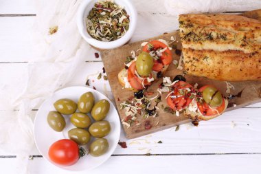 sandviç domates, beyaz peynir ve zeytin ile