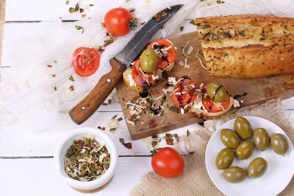 Bruschetta with tomatoes and goat cheese and olives — Stock Photo, Image