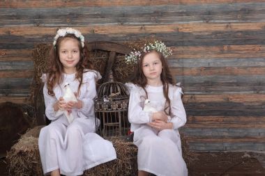 iki kız kız arkadaşları holding canlı ördek ve bir kafes ile bir 