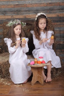 iki kız kız Paskalya yumurtaları boya