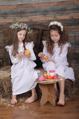 iki kız kız Paskalya yumurtaları boya