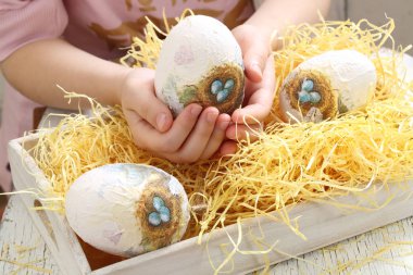 bir çocuğun elinde dekoratif Paskalya yumurtaları
