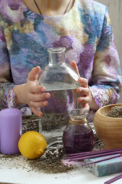 Chica sosteniendo una botella de aceite de lavanda — Foto de Stock