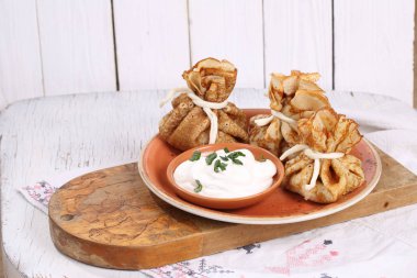 Beyaz ahşap zemin üzerinde etli krep çanta