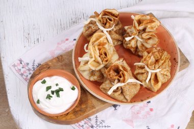 Beyaz ahşap zemin üzerinde etli krep çanta