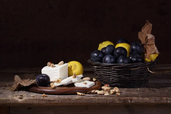 Nature morte au fromage, coing et prunes mûres — Photo